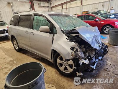 Czwarte zdjęcie samochodu z boku: 2015 TOYOTA SIENNA LE 8-PASSENGER VIN:5TDKK3DC1FS541038 - miniatura