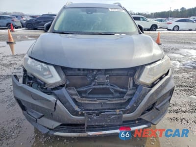 Piąte zdjęcie samochodu w środku: 2019 NISSAN ROGUE S VIN:JN8AT2MT7KW254482 - miniatura