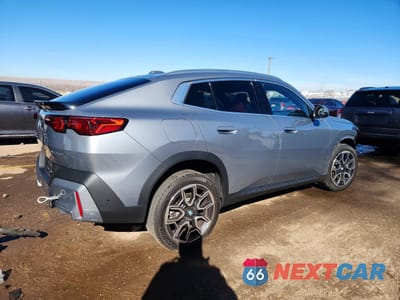Trzecie zdjęcie samochodu z tyłu: 2025 BMW X2 XDRIVE28I VIN:WBX63GM02S5116703 - miniatura