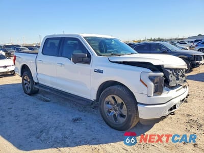 Czwarte zdjęcie samochodu z boku: 2025 FORD F150 LIGHTNING XLT VIN:1FT6W3LU5SWG17547 - miniatura