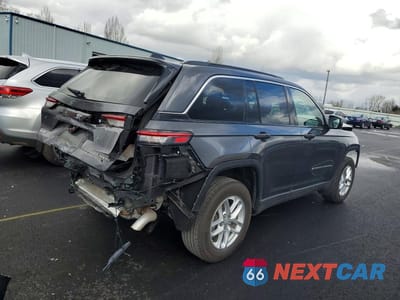 Trzecie zdjęcie samochodu z tyłu: 2025 JEEP GRAND CHEROKEE LAREDO VIN:1C4RJHAG4SC265844 - miniatura