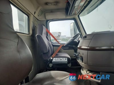 Piąte zdjęcie samochodu w środku: 2016 VOLVO VNL SEMI TRUCK VIN:4V4N39TGXGN965668 - miniatura