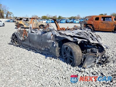 Czwarte zdjęcie samochodu z boku: 2015 TESLA MODEL S 85 VIN:5YJSA1H12FF082817 - miniatura