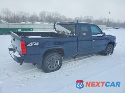 Trzecie zdjęcie samochodu z tyłu: 2007 CHEVROLET SILVERADO K1500 CLASSIC VIN:1GCEK19V97E111938 - miniatura