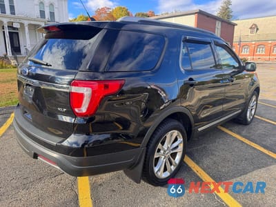 Trzecie zdjęcie samochodu z tyłu: 2019 FORD EXPLORER XLT VIN:1FM5K8D82KGA01686 - miniatura