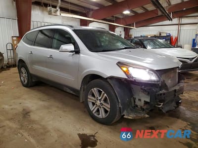 Czwarte zdjęcie samochodu z boku: 2017 CHEVROLET TRAVERSE LT VIN:1GNKVGKD8HJ301342 - miniatura