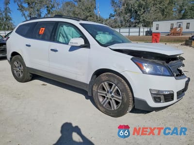 Czwarte zdjęcie samochodu z boku: 2017 CHEVROLET TRAVERSE LT VIN:1GNKVHKD0HJ214931 - miniatura