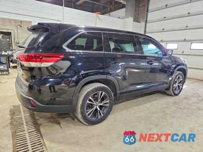 Trzecie zdjęcie samochodu z tyłu: 2019 TOYOTA HIGHLANDER LE VIN:5TDBZRFH8KS965348 - miniatura