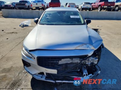 Piąte zdjęcie samochodu w środku: 2022 VOLVO S60 B5 MOMENTUM VIN:7JRL12FZ7NG161621 - miniatura