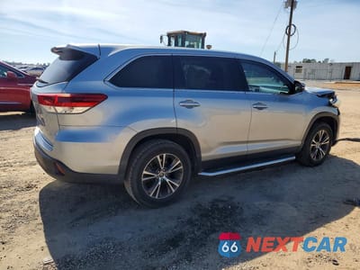 Trzecie zdjęcie samochodu z tyłu: 2019 TOYOTA HIGHLANDER LE VIN:5TDZARFHXKS047378 - miniatura