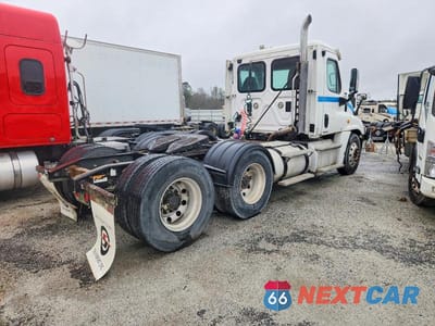 Czwarte zdjęcie samochodu z boku: 2011 FREIGHTLINER CASCADIA SEMI TRUCK VIN:1FUJGEDR7BLBC4524 - miniatura