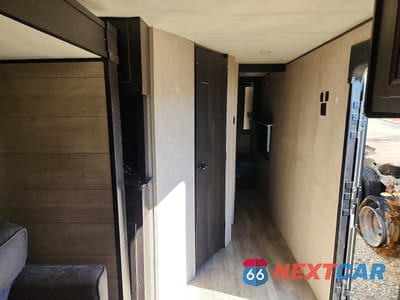 Piąte zdjęcie samochodu w środku: 2023 JAYCO JAY FLIGHT VIN:1UJBC0BR1P17K0147 - miniatura