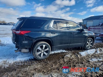 Trzecie zdjęcie samochodu z tyłu: 2021 CHEVROLET TRAVERSE LT VIN:1GNEVHKW7MJ108307 - miniatura