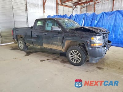 Czwarte zdjęcie samochodu z boku: 2018 CHEVROLET SILVERADO K1500 VIN:1GCVKNEC1JZ376204 - miniatura