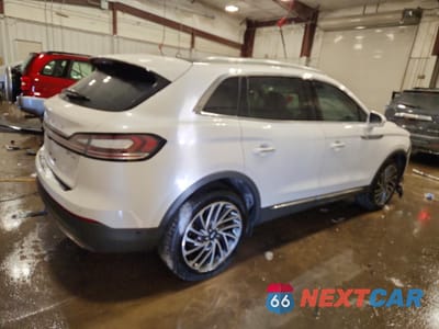 Trzecie zdjęcie samochodu z tyłu: 2019 LINCOLN NAUTILUS RESERVE VIN:2LMPJ8LP1KBL39449 - miniatura