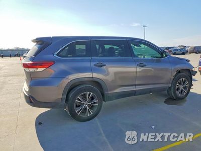 Trzecie zdjęcie samochodu z tyłu: 2019 TOYOTA HIGHLANDER LE VIN:5TDZZRFH4KS308741 - miniatura