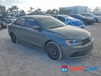 Czwarte zdjęcie samochodu z boku: 2015 VOLKSWAGEN JETTA BASE VIN:3VW2K7AJ5FM284778 - miniatura