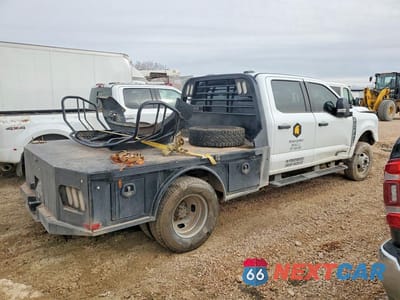 Trzecie zdjęcie samochodu z tyłu: 2024 FORD F350 SUPER DUTY FLATBED TRUCK VIN:1FT8W3DT6REF29525 - miniatura