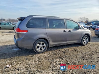 Trzecie zdjęcie samochodu z tyłu: 2012 TOYOTA SIENNA LE 8-PASSENGER VIN:5TDKK3DC5CS245807 - miniatura