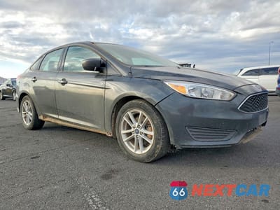 Czwarte zdjęcie samochodu z boku: 2018 FORD FOCUS SE VIN:1FADP3F26JL262425 - miniatura