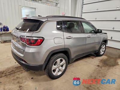 Trzecie zdjęcie samochodu z tyłu: 2018 JEEP COMPASS LATITUDE VIN:3C4NJDBB8JT336363 - miniatura
