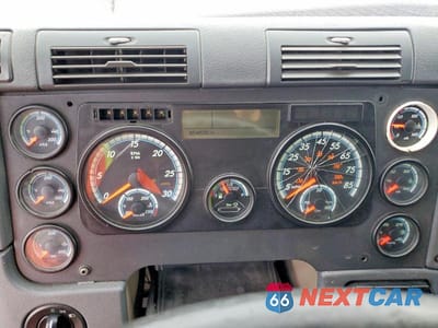 Zdjęcie 8 z 10 samochodu: 2018 FREIGHTLINER CASCADIA 125 SEMI TRUCK VIN:3AKJGLDR9JSHU4903 - miniatura