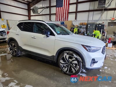 Czwarte zdjęcie samochodu z boku: 2025 VOLVO XC40 PLUS VIN:YV4L12UC5S2537333 - miniatura