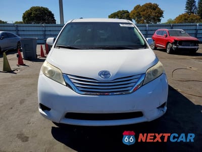 Piąte zdjęcie samochodu w środku: 2017 TOYOTA SIENNA LE VIN:5TDKZ3DC5HS807224 - miniatura