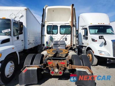 Zdjęcie 6 z 10 samochodu: 2016 FREIGHTLINER CASCADIA 125 SEMI TRUCK VIN:1FUBGEDV4GLHC5673 - miniatura