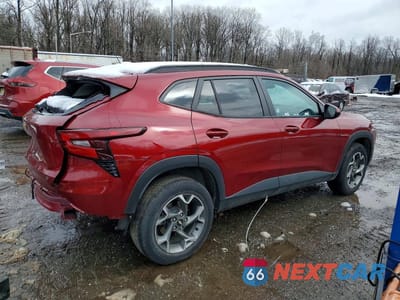 Trzecie zdjęcie samochodu z tyłu: 2025 CHEVROLET TRAX 1LT VIN:KL77LHEP1SC233264 - miniatura