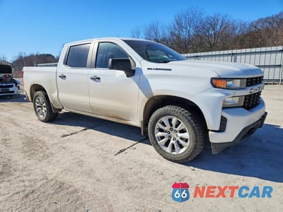 Czwarte zdjęcie samochodu z boku: 2021 CHEVROLET SILVERADO K1500 CUSTOM VIN:3GCUYBEF2MG148364 - miniatura