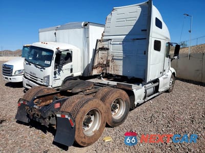 Czwarte zdjęcie samochodu z boku: 2024 VOLVO VN VNL VIN:4V4NC9EH1RN633305 - miniatura