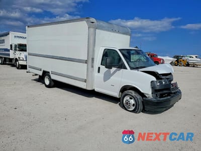 Czwarte zdjęcie samochodu z boku: 2021 GMC SAVANA CUT - Box Truck VIN:7GZ37TC74MN013333 - miniatura