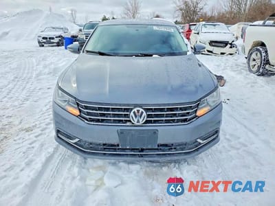 Piąte zdjęcie samochodu w środku: 2018 VOLKSWAGEN PASSAT S VIN:1VWAA7A3XJC027500 - miniatura