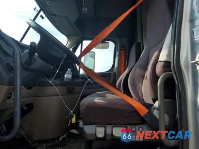 Piąte zdjęcie samochodu w środku: 2018 FREIGHTLINER CASCADIA 125 SEMI TRUCK VIN:3AKJGLDR4JDJT8796 - miniatura