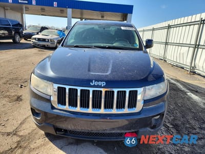 Piąte zdjęcie samochodu w środku: 2013 JEEP GRAND CHEROKEE LAREDO VIN:1C4RJFAG6DC503099 - miniatura