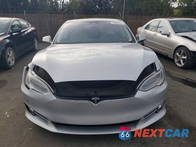 Piąte zdjęcie samochodu w środku: 2018 TESLA MODEL S VIN:5YJSA1E24JF246333 - miniatura