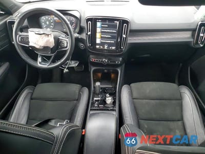 Zdjęcie 8 z 12 samochodu: 2022 VOLVO XC40 T5 R-DESIGN VIN:YV4162UMXN2791495 - miniatura