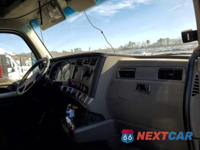 Piąte zdjęcie samochodu w środku: 2020 KENWORTH T680 SEMI TRUCK VIN:1XKYDP9X1LJ419106 - miniatura