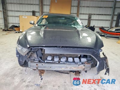 Piąte zdjęcie samochodu w środku: 2017 FORD MUSTANG VIN:1FA6P8AM8H5237006 - miniatura