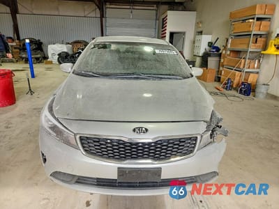 Piąte zdjęcie samochodu w środku: 2017 KIA FORTE LX VIN:3KPFK4A71HE046026 - miniatura