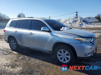 Czwarte zdjęcie samochodu z boku: 2013 TOYOTA HIGHLANDER BASE VIN:5TDBK3EHXDS261710 - miniatura