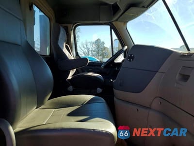 Piąte zdjęcie samochodu w środku: 2016 FREIGHTLINER CASCADIA 125 SEMI TRUCK VIN:1FUBGEDV0GLHC5749 - miniatura