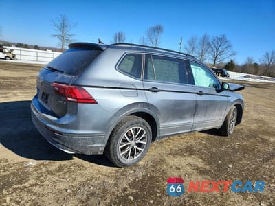 Trzecie zdjęcie samochodu z tyłu: 2019 VOLKSWAGEN TIGUAN SE VIN:3VV2B7AX7KM148140 - miniatura