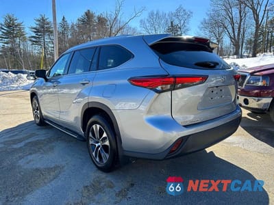 Drugie zdjęcie samochodu z przodu: 2021 TOYOTA HIGHLANDER XLE VIN:5TDGZRBHXMS558114 - miniatura