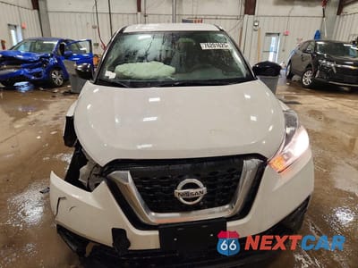 Piąte zdjęcie samochodu w środku: 2020 NISSAN KICKS VIN:3N1CP5BV2LL533833 - miniatura
