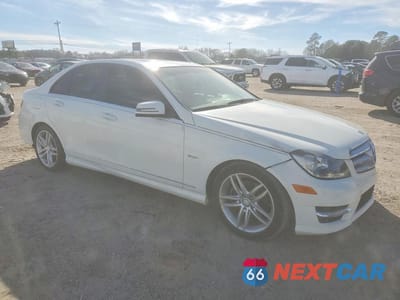 Czwarte zdjęcie samochodu z boku: 2012 MERCEDES-BENZ C 250 VIN:WDDGF4HB4CR239681 - miniatura