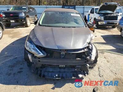 Piąte zdjęcie samochodu w środku: 2018 NISSAN SENTRA S VIN:3N1AB7AP0JY228173 - miniatura