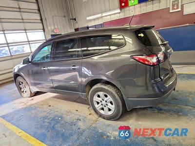Drugie zdjęcie samochodu z przodu: 2017 CHEVROLET TRAVERSE LS VIN:1GNKRFEDXHJ137909 - miniatura