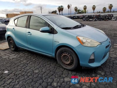Czwarte zdjęcie samochodu z boku: 2012 TOYOTA PRIUS C THREE VIN:JTDKDTB36D1044770 - miniatura